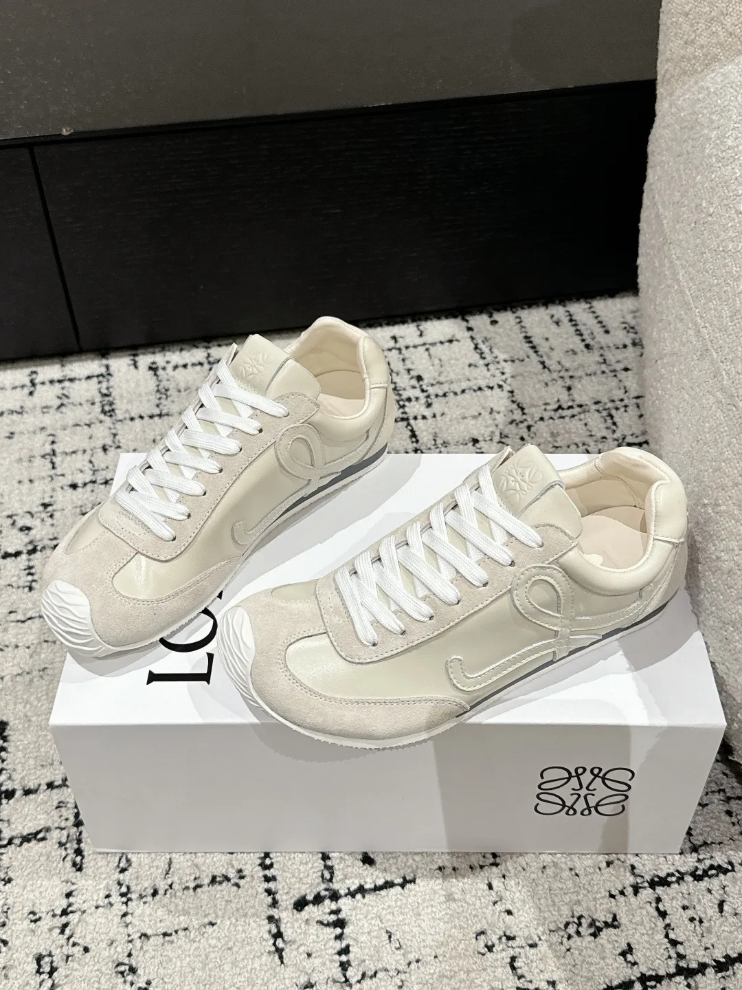 👟👟Ex-factory price 620👟👟 #couples model Top version LOEWE 25/ Latest catwalk model Ballet Runner 2.0. Couple model Ballet Casual Sports Shoes Moral Training Shoes Forrest Gump Shoes Original purchase and development Production Fabric matching Repeated selection of materials Nylon and calfskin leather sneakers featuring an asymmetric toe design, sock-like internal construction, and lightweight rubber outsole extending to the toe. ✔️Fabric: original customized imported first-layer cowhide ✔️Lining: imported soft sheepskin + mesh lining ✔️Sole: original molded anti-slip rubber material ✔️Sole thickness: increased by 2.5CM ✔️Size: #35-45 (45 for women, 45 for men, custom-made, non-refundable)